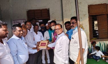 भारतीय संविधान समृद्ध जीवन जगण्याचा मार्ग :- अशोक शिंदे सर        सर्वप्रथम परम पूजनीय डॉ बाबासाहेब आंबेडकर यांच्या प्रतिमेस अभिवादन करून कार्यक्रमाची सुरुवात करण्यात आली .