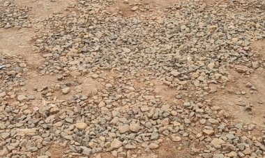 17 लाख 78 हजार 316 रुपये किमतीचा सीमेंट रस्ता बसला धूळ खात !!