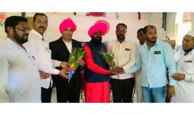 नाताळ निमीत्ताने फेअर बँक मेमोरियल चर्च च्या पाळक (धर्मगुरु) चा पत्रकाराच्या वतीने सन्मान.