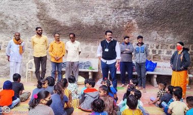 जिल्हा परिषद प्राथमिक शाळा खेडले परमानंद येथे उपस्थितीत गणवेशाचे वाटप.