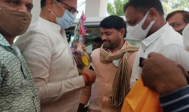 महसूलमंत्री ना.बाळासाहेब थोरात यांनी शिर्डी शहरातील कॉंग्रेस कार्यकर्त्यांची औपचारिक भेट