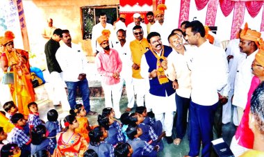 मृदा व जलसंधारण मंत्री नामदार शंकरराव गडाख यांनी साधला लहान मुलांशी संवाद  .