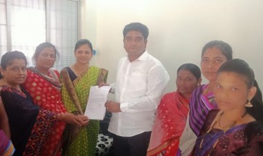 खेडले परमानंद स्मशानभूमीच्या  प्रश्नाबाबत लक्षवेधी निवेदन  जिल्हा परिषद सदस्य मा. सुनील  गडाख यांच्याकडे देण्यात आले.