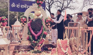 गोव्याचे मुख्यमंत्री प्रमोद सावंत  व न्या. चंद्रचूड यांनी घेतले विधीवत शनि दर्शन.