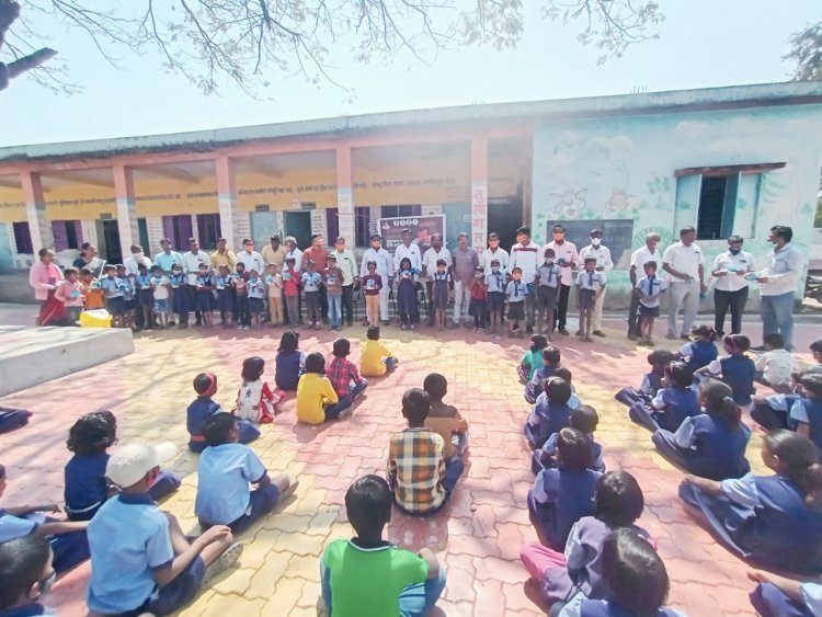 नामदार एकनाथ शिंदे यांच्या वाढ दिवसानिमित्त जिल्हा परिषद प्राथमिक केंद्र शाळा देडगाव मध्ये मास्क वाटप.