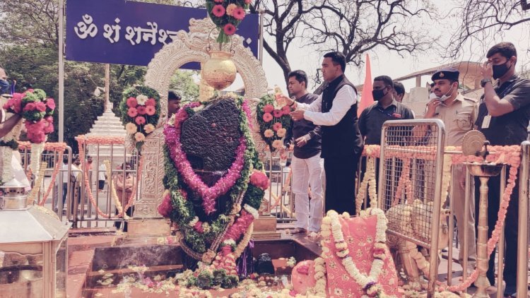 गोव्याचे मुख्यमंत्री प्रमोद सावंत  व न्या. चंद्रचूड यांनी घेतले विधीवत शनि दर्शन.