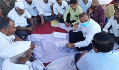 अहमदनगर जिल्ह्यातील राहुरी तालुक्या मध्ये महात्मा फुले कृषी विद्यापीठाच्या प्रवेश द्वारावर प्रकल्पग्रस्तांचे बेमुदत अमरण उपोषण सुरु उपोषण कर्त्यां सोबत जि.प.सदस्य -धनराज शिवाजीराजे गाडे पा.यांची खंबीर साथ