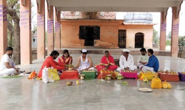 खेडले परमानंद येथे शास्त्रोक्त पद्धतीने जीर्णोद्धार यज्ञ पार पडला.