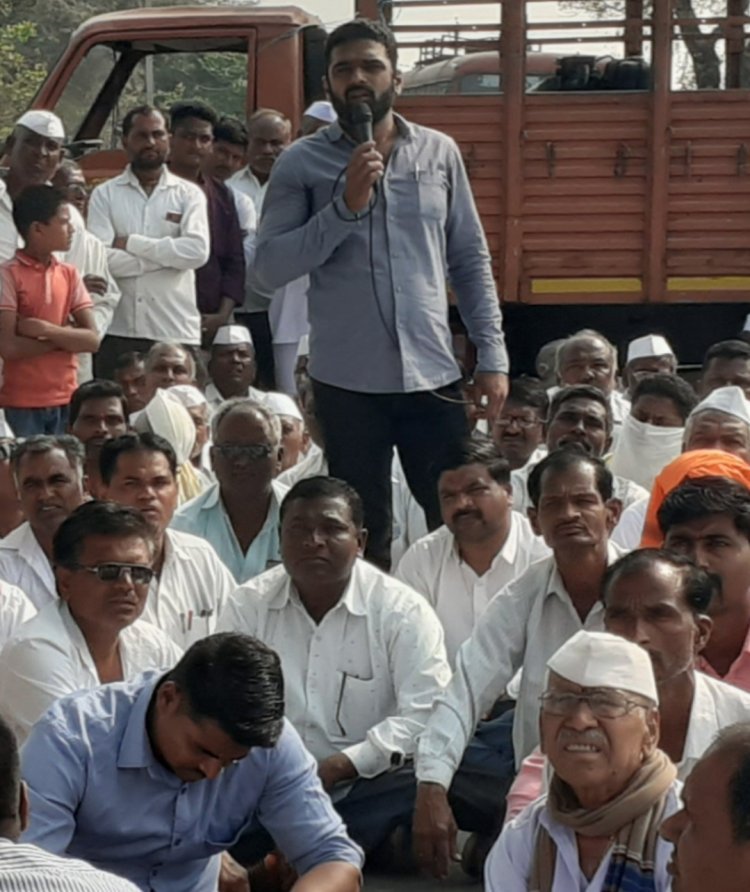 महावितरणाच्या कृषी पंपाच्या वीज तोडणी विरोधात, शेतकर्‍यांचे रास्ता रोको आंदोलन..