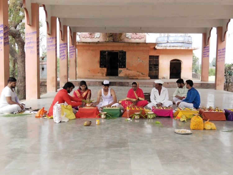 खेडले परमानंद येथे शास्त्रोक्त पद्धतीने जीर्णोद्धार यज्ञ पार पडला.