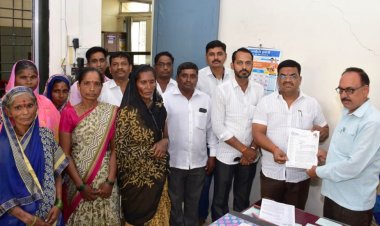 जन आधार सामाजिक संघटणेच्या वतिने अहमदनगर पंचायत समितिस भूमिहीनांना घरकुल योजनेच्या लाभाकरीता जमिन उपलब्ध करून द्यावी असे निवेदन