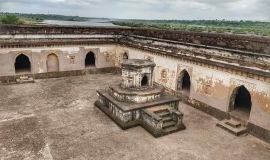 मराठा साम्राज्याचे अपराजीत योद्धे श्रीमंत बाजीराव यांची आज पुण्यतिथी.