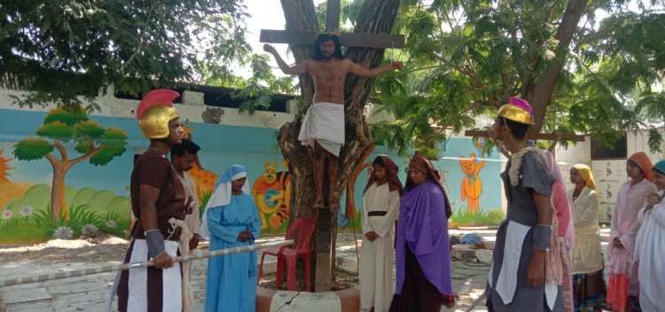 श्रीरामपूर येथे योयोला सदन चर्च येथे गुडफ्रायडे सनाच्या निमित्ताने जिवंत क्रुसाची वाटेचा देखावा ...