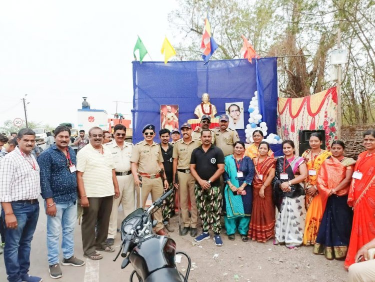 *बार्शी  येथील  "डॉ.  बाबासाहेब  आंबेडकर"  यांच्या  131  व्या  जयंतीनिमित्त  कायदा  व  सुव्यवस्था  राखण्यासाठी  "पोलीस  जाणीव  सेवा  संघ  बार्शी  टीम"  सेवेत  तत्पर.*