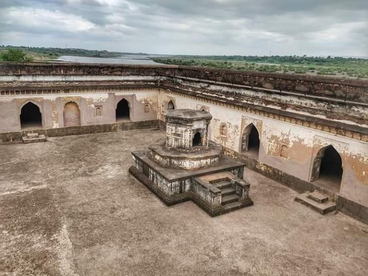 मराठा साम्राज्याचे अपराजीत योद्धे श्रीमंत बाजीराव यांची आज पुण्यतिथी.