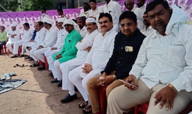 श्रीरामपूर शहरात इदगाह मैदानात आमदार व उप नगरअध्यक्ष शुभेच्छा देताना