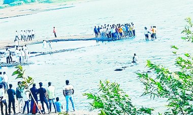 तीन मित्र पोहण्यासाठी गेले असता एकाचा बुडून म्रुत्यू तर एकाला वाचविण्यात एका मित्राला यश. .. !!!