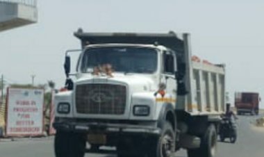 सुट्टीची संधी साधून अहमदनगर बायपास येथून अवैध लालमाती वाहतूक जोमात सुरू .