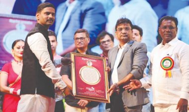 नगर जल्लोष परिवाराच्या वतीने जितेंद्र तोरणे ‘बिझीनेस आयकॉन’ पुरस्काराने सन्मानित