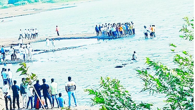 तीन मित्र पोहण्यासाठी गेले असता एकाचा बुडून म्रुत्यू तर एकाला वाचविण्यात एका मित्राला यश. .. !!!