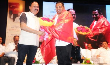 नगरसेवक श्री . संपतदादा बारस्कर यांचा वृक्ष संवर्धन व संगोपन या कार्यासाठी सिने अभिनेते श्री . मकरंद अनासपुरे यांनी केला सत्कार .