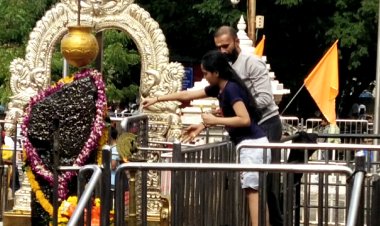 शनिशिंगणापूर येथे चौथर्‍यावर जाऊन महिलांनी केला शनी देवाचा तेलाचा अभिषेक.