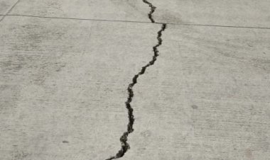 शनिशिंगणापूर रस्त्यावर प्रवाशांची नाराजी,काय रस्ता,काय भेगा, काय खड्डे ...सगळंच काम कसं निकृष्टच .