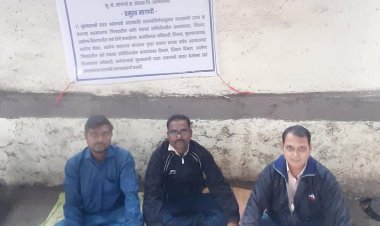 सरकारी कर्मचाऱ्यांवर गुन्हे दाखल करण्यात यावे यासाठी श्री . रावडे यांचे आजपासून जिल्हा परिषदे समोर  बेमुदत धरणे आंदोलन सुरु .