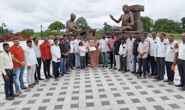 पत्रकारांच्या विचार व मार्गदर्शनाने समाज चालतो.