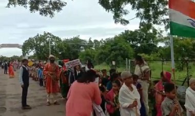 स्वातंत्र्याच्या अमृत महोत्सवानिमित्त सावित्रीबाई फुले इंग्लिश मेडियम विद्यालयाच्या वतीने हर घर तिरंगा रॅलीचे आयोजन .