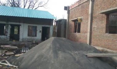 विद्यापिठ कार्यक्षेत्रात आदर्शगाव च्या इमारतीच्या जून्या किंमती साहित्याची चोरी, या प्रकराबाबत ... तेरी भी चूप मेरी भी चूप .