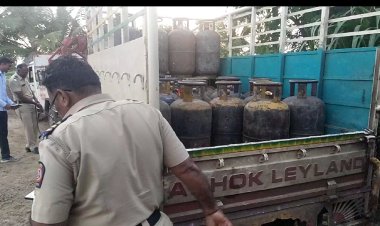 नेवासा तालुक्यातील वडाळ्याजवळ अवैधरित्या सुरु असलेल्या गॅस सिलेंडरच्या रॅकेटवर छापा .