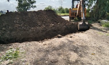 अहमदनगर म.फु कृ.विद्यापीठ येथील कुलगुरूंच्या आदेशाने स्थानिक शेतकर्‍याच्या रस्त्याची केली कोंडी ....