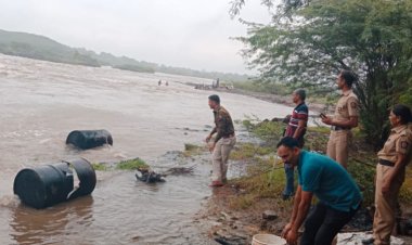 गणपती विसर्जनाच्या दिवशी पहाटेच हातभट्टी स्थळांवर राहुरी पोलिसांच्या धाडी,1,36,400 / - रू . किंमतीचा मुद्देमाल जप्त .