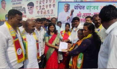 वंचित बहुजन आघाडीच्या वतिने नगर मनमाड रोड दुरुस्ती करीता लाँग मार्च व रोडवर भिक्षा मागुन १५१ रु दिले शासनाच्या तिजोरीत रोड दुरुस्तीकरीता .