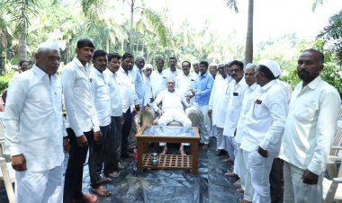 लोहगाव येथील ढेरे कुटुंबाला आमदार शंकरराव गडाख मित्र मंडळाच्या वतीने मदतीचा हात.अपने तो अपने होते है ही गोष्ट पहावयास मिळाली.