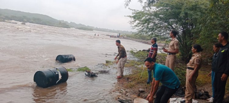 गणपती विसर्जनाच्या दिवशी पहाटेच हातभट्टी स्थळांवर राहुरी पोलिसांच्या धाडी,1,36,400 / - रू . किंमतीचा मुद्देमाल जप्त .