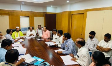 महात्मा फुले कृषी विद्यापीठ राहुरीच्या उर्वरित प्रकल्पग्रस्तांना सेवेत सामावून घेण्यासाठी मुंबई मंत्रालय येथे मा. महसूलमंत्री यांच्या दालनात बैठक संपन्न .