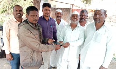 ऊसतोड कामगाराचा मोबाईल व पैसे हरवलेले परत मागे देणारा म. हिवरा येथिल अशोक निर्मळ यांच्या इमानदारीचे कौतुक