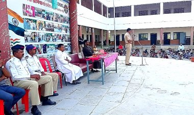 ज्ञानमाऊली विद्यालयात वाहतूक नियम व सुरक्षा विषयी नेवासा पोलीसांकडून शालेय विद्यार्थ्यांना व बस चालकांना मार्गदर्शन...!!