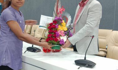 श्री . शाहू विद्यालयाची विद्यार्थिनी प्रणाली कल्हापुरे हिस जिल्हाधिकारी डॉ. राजेंद्र भोसले यांच्या हस्ते अॅक्सिस ग्रामीण लिमिटेड गुणवत्ता शिष्यवृत्ती प्रदान .