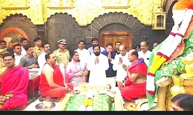 महाराष्ट्र राज्याचे मुख्यमंत्री एकनाथ शिंदे यांनी घेतले श्री साईबाबा समाधीचे दर्शन. .!!