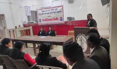 आज राहुरी न्यायालयात संविधान दिनाचे औचित्य साधून कायदेविषयक शिबिर .