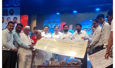 शिवसेना रुग्णसेवा मदत कक्ष व श्रीकांत शिंदे वैद्यकीय कक्ष या संस्थेच्या पाचव्या वर्धमान दिनानिमित्त यशवंतराव चव्हाण सभागृह नरिमन पॉइंट मुंबई येथे गरिब रुग्णांना चार कोटी रुपयांची आर्थिक मदत मिळून दिल्याबद्दल नागेबाबा प्रतिष्ठानला सन्मान चिन्ह देवून पुरस्कृत करण्यात आले.