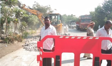 काय रस्ता,काय खड्डे, काय भेगा या बातमीची दखल घेऊन शनिशिंगणापूर रस्ता दुरुस्तीचे काम अखेर सुरू. ठेकेदाराविषयी प्रवाशांमध्ये समाधानाचे वातावरण .