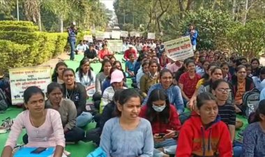 आज कृषि अभियांत्रिकी शाखेच्या विद्यार्थ्यांचा आंदोलनाला ३३ दिवस झाले तरी आजही सरकारने कृषि अभियंत्यांच्या आंदोलनाची दखल घेतली नाही.