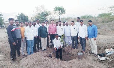 १०१ झाडे लावून जगवणार असा अनोखा संकल्प  करुन केला वाढदिवस  साजरा.