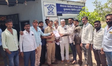 निळ्या झेंड्याचा अवमान केल्याने वंचित बहुजन आक्रमक नेवासा पोलिस निरीक्षक शिवाजी डोईफोडे यांना निवेदन.