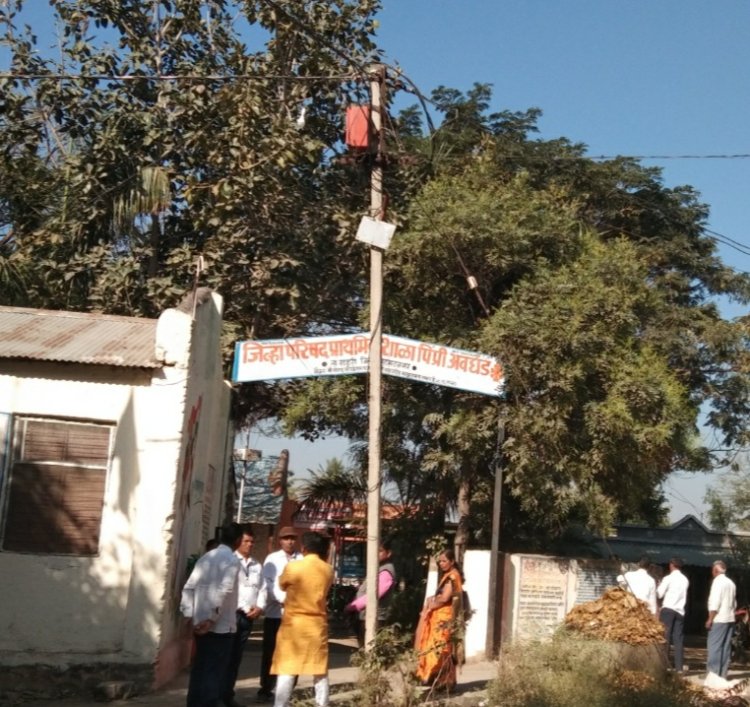 हा पोल ठरतोय शाळेसाठी धोक्याची घंटा, कोणीच दखल घेत नसल्याने विद्यार्थी नाराज .