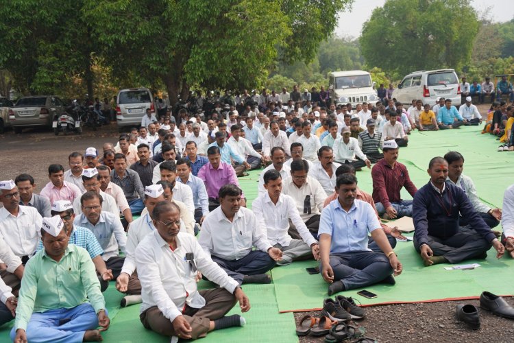 महात्मा फुले कृषि विद्यापीठात जुनी पेन्शनसाठी कामबंद आंदोलनाला उर्त्फुत प्रतिसाद* *ध्याणधारना व प्राणायम करुन विद्यापीठाच्या कर्मचार्यांचे अनोखे आंदोलन*